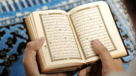 وَمِنَ النَّاسِ مَنْ يَعْبُدُ اللَّهَ عَلَى حَرْفٍ